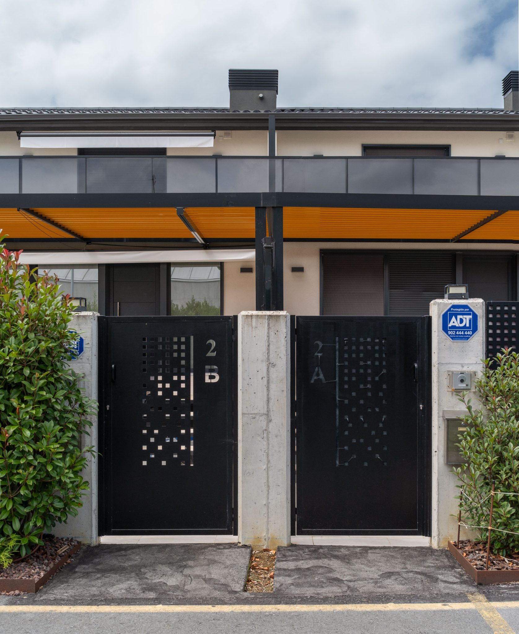 Viviendas Bareño: puertas de acceso a las viviendas