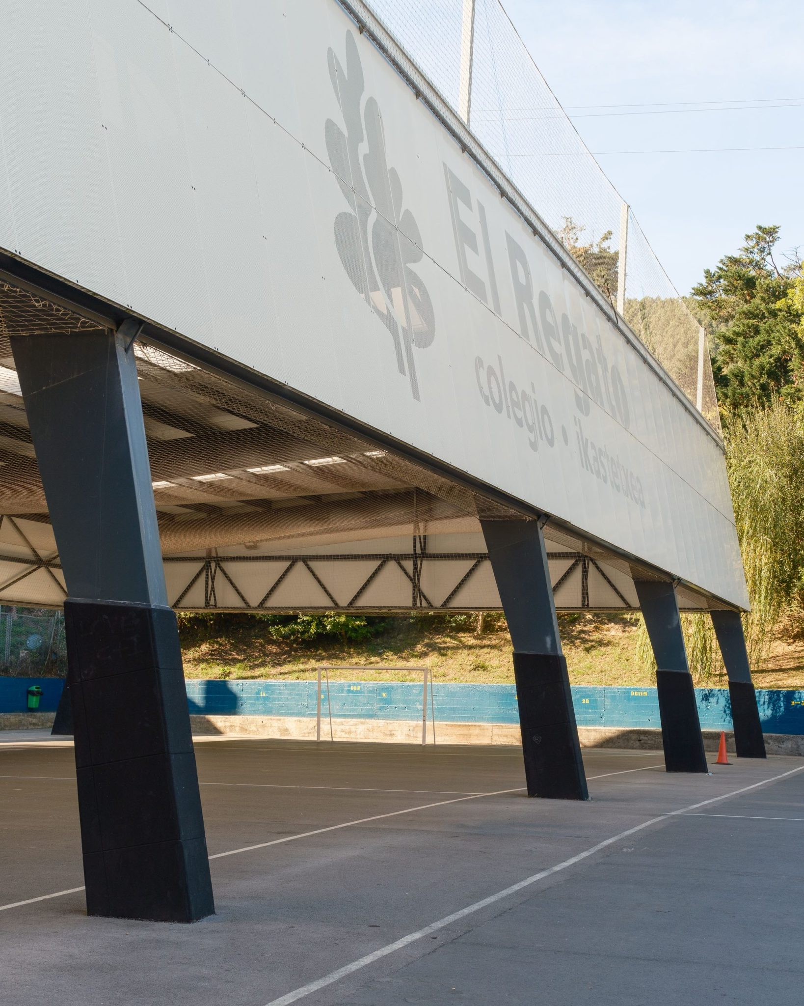 Colegio El Regato Ikastetxea: nuevas cubiertas del Colegio El Regato en Barakaldo