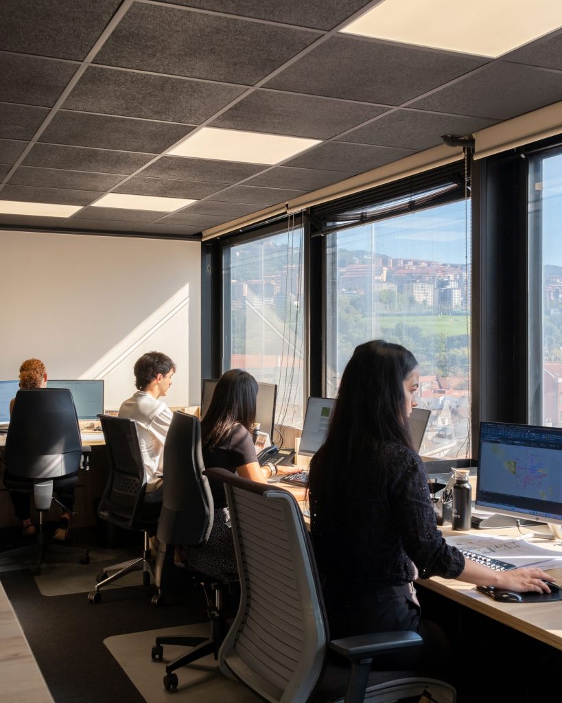 El equipo de Book Hertza trabajando en la oficina de Bilbao