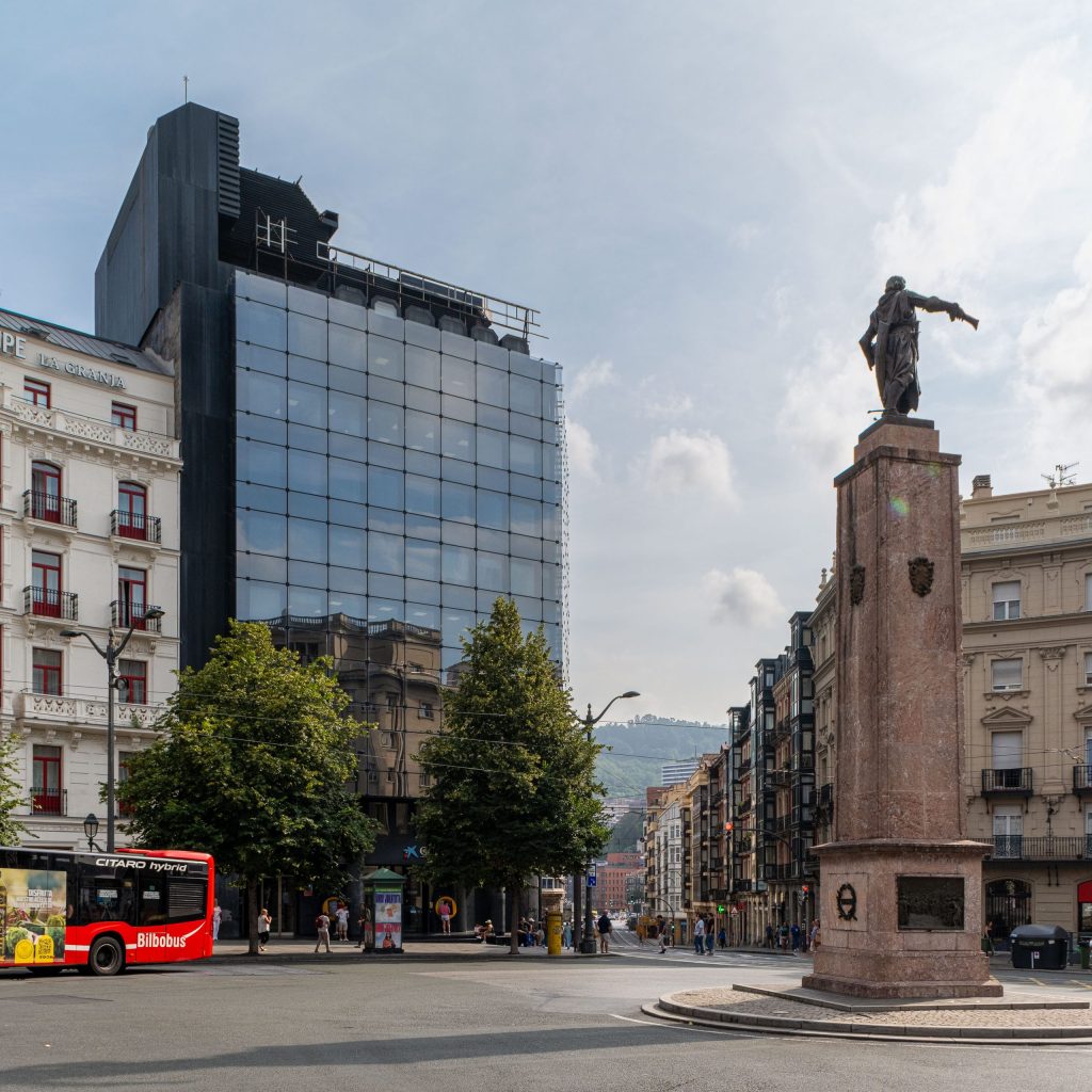 Fachada Plaza Circular: sustitución de vidrios en el muro cortina de un edificio de la Plaza Circular de Bilbao