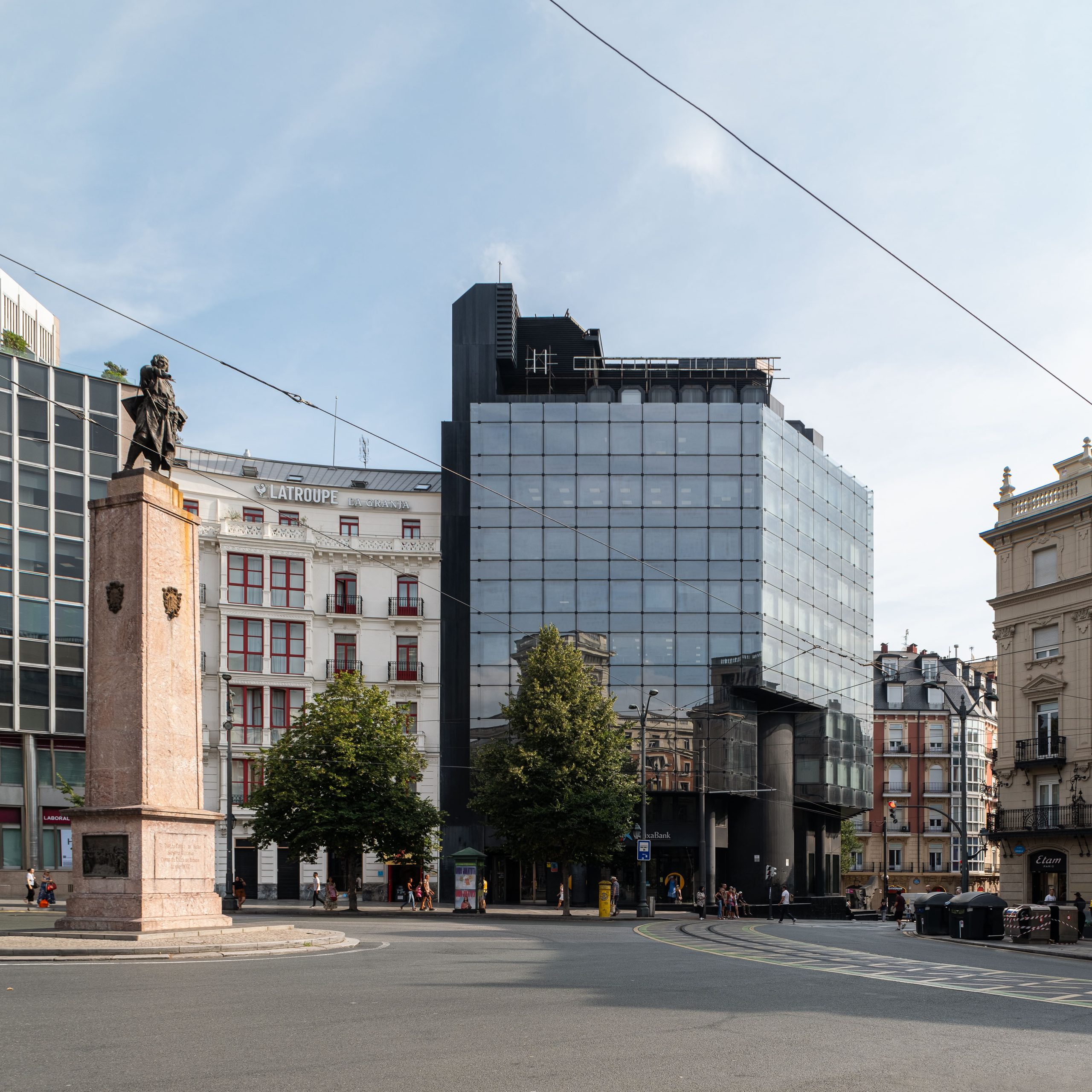 Fachada Plaza Circular: sustitución de vidrios en el muro cortina de un edificio de la Plaza Circular de Bilbao