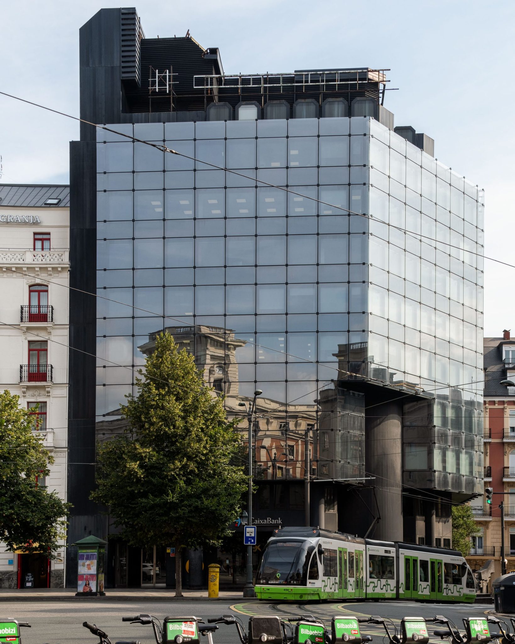 Fachada Plaza Circular: sustitución de vidrios en el muro cortina de un edificio de la Plaza Circular de Bilbao