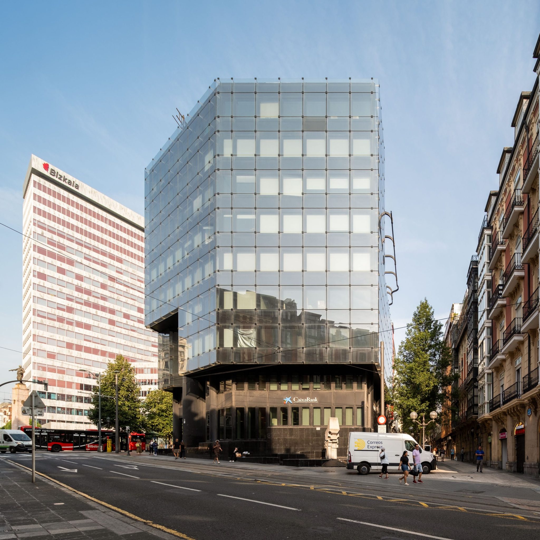 Fachada Plaza Circular: sustitución de vidrios en el muro cortina de un edificio de la Plaza Circular de Bilbao