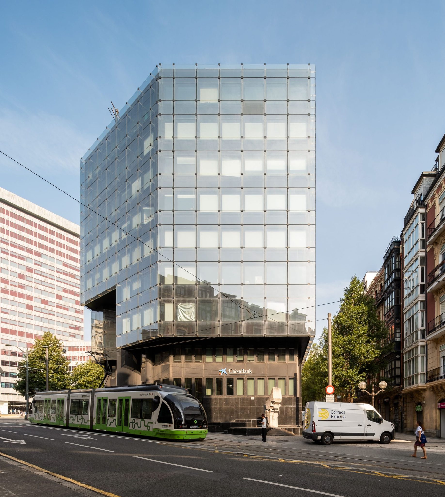 Fachada Plaza Circular: sustitución de vidrios en el muro cortina de un edificio de la Plaza Circular de Bilbao