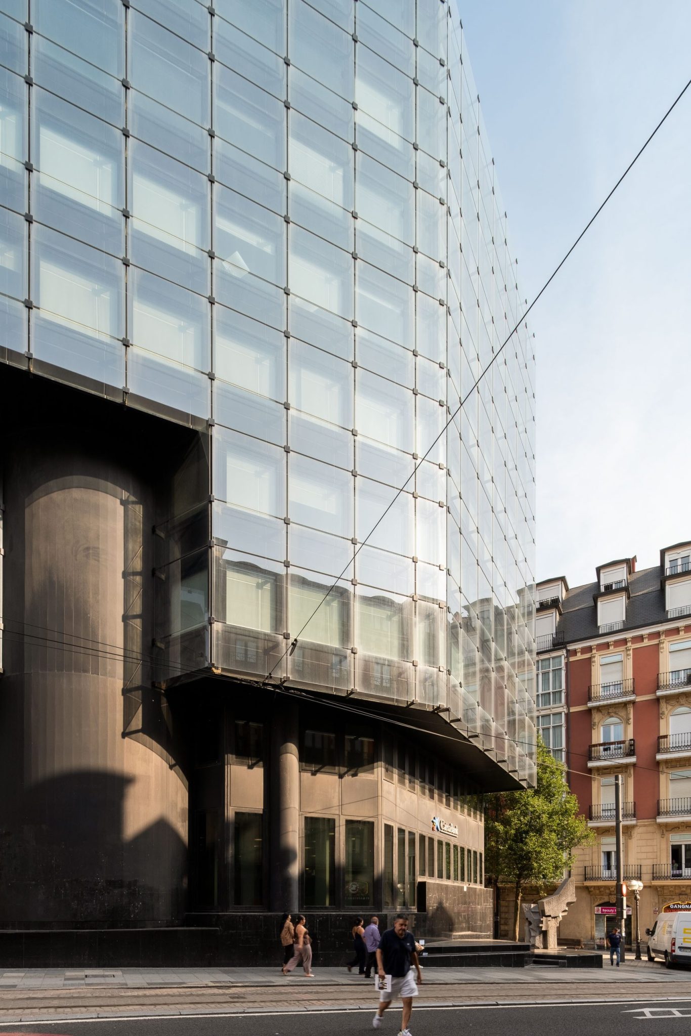 Fachada Plaza Circular: sustitución de vidrios en el muro cortina de un edificio de la Plaza Circular de Bilbao