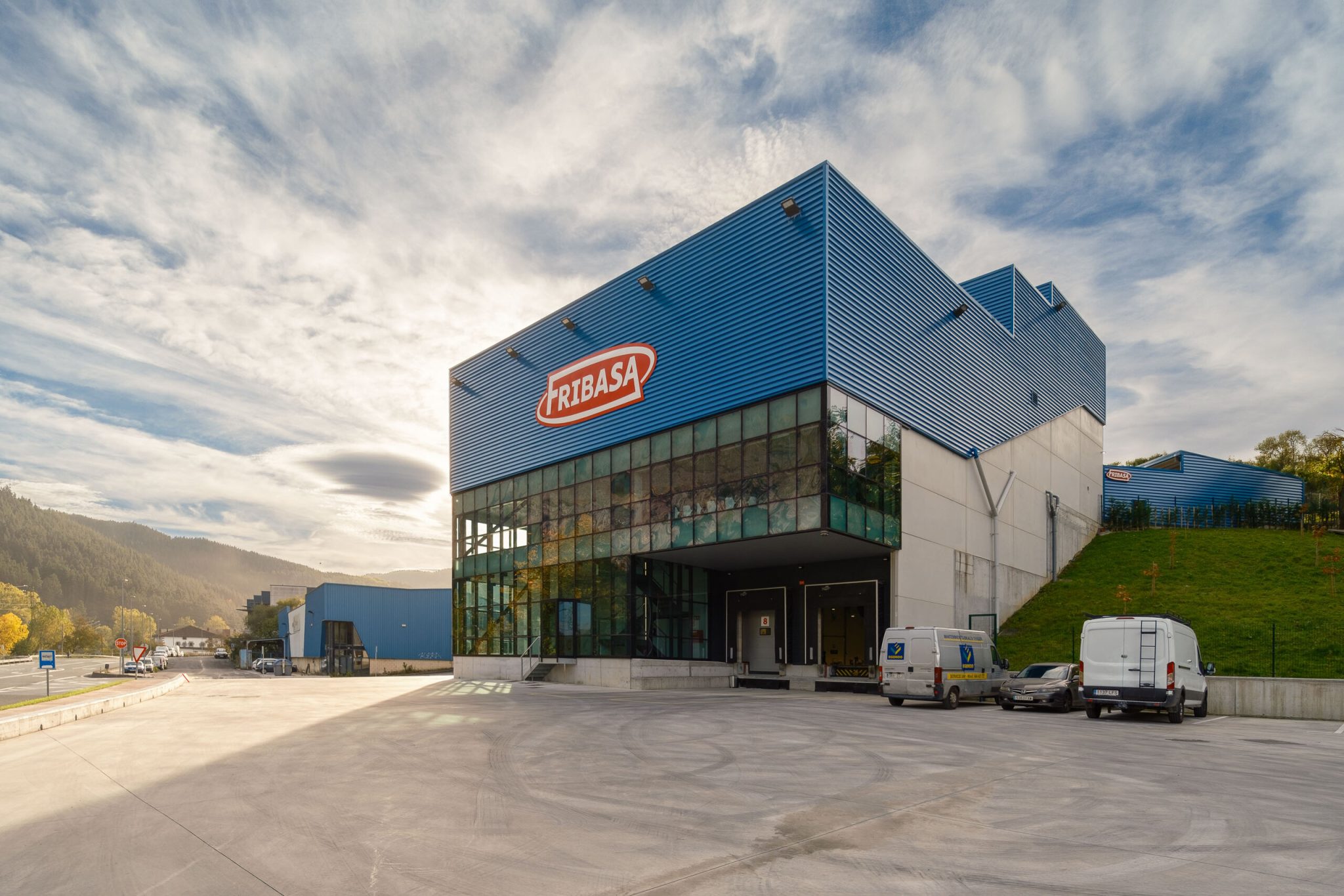 Nueva planta industrial de Fribasa en Orozko, vista general de la nave en su entorno