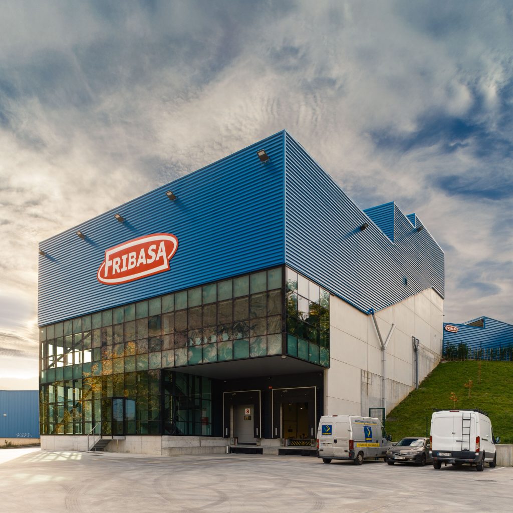 Fachada principal acristalada de la nueva planta de Fribasa en Orozko