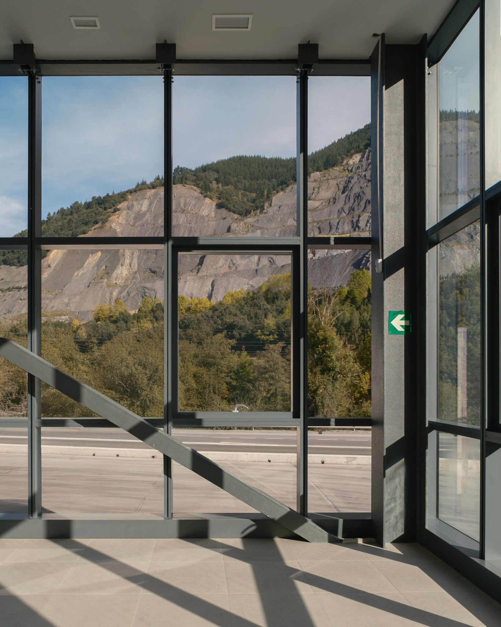 Muro cortina de aluminio y vidrio en la zona de recepción de Fribasa
