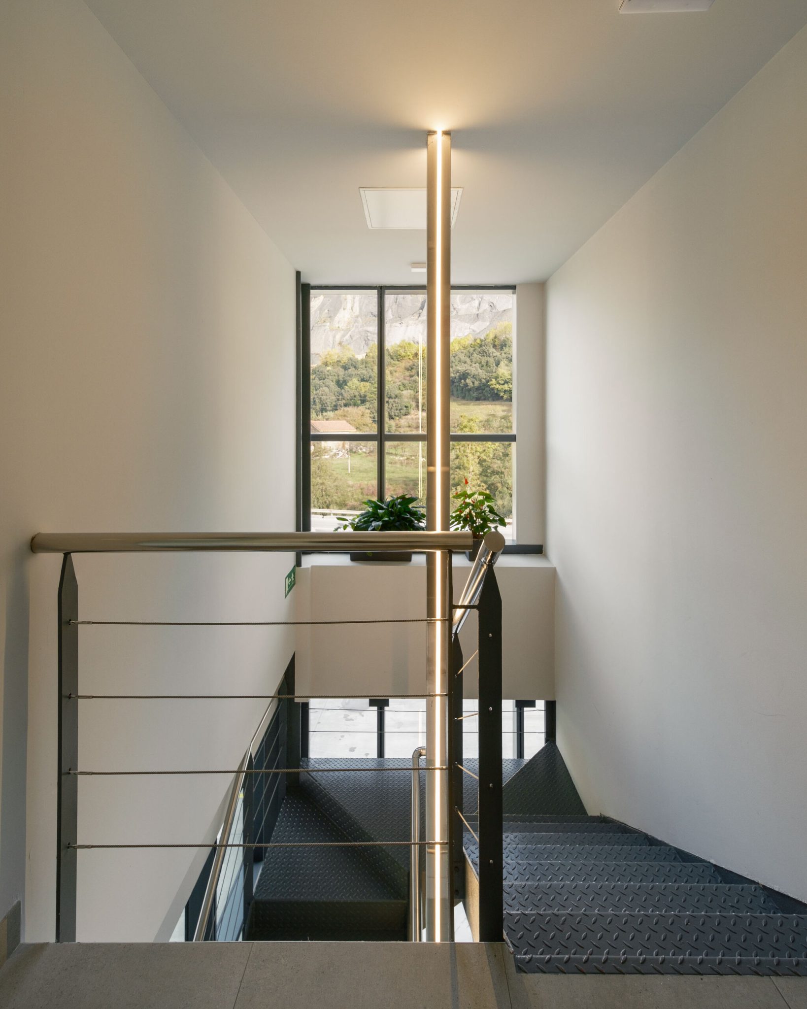 Escalera interior del bloque de personal de la planta de Fribasa