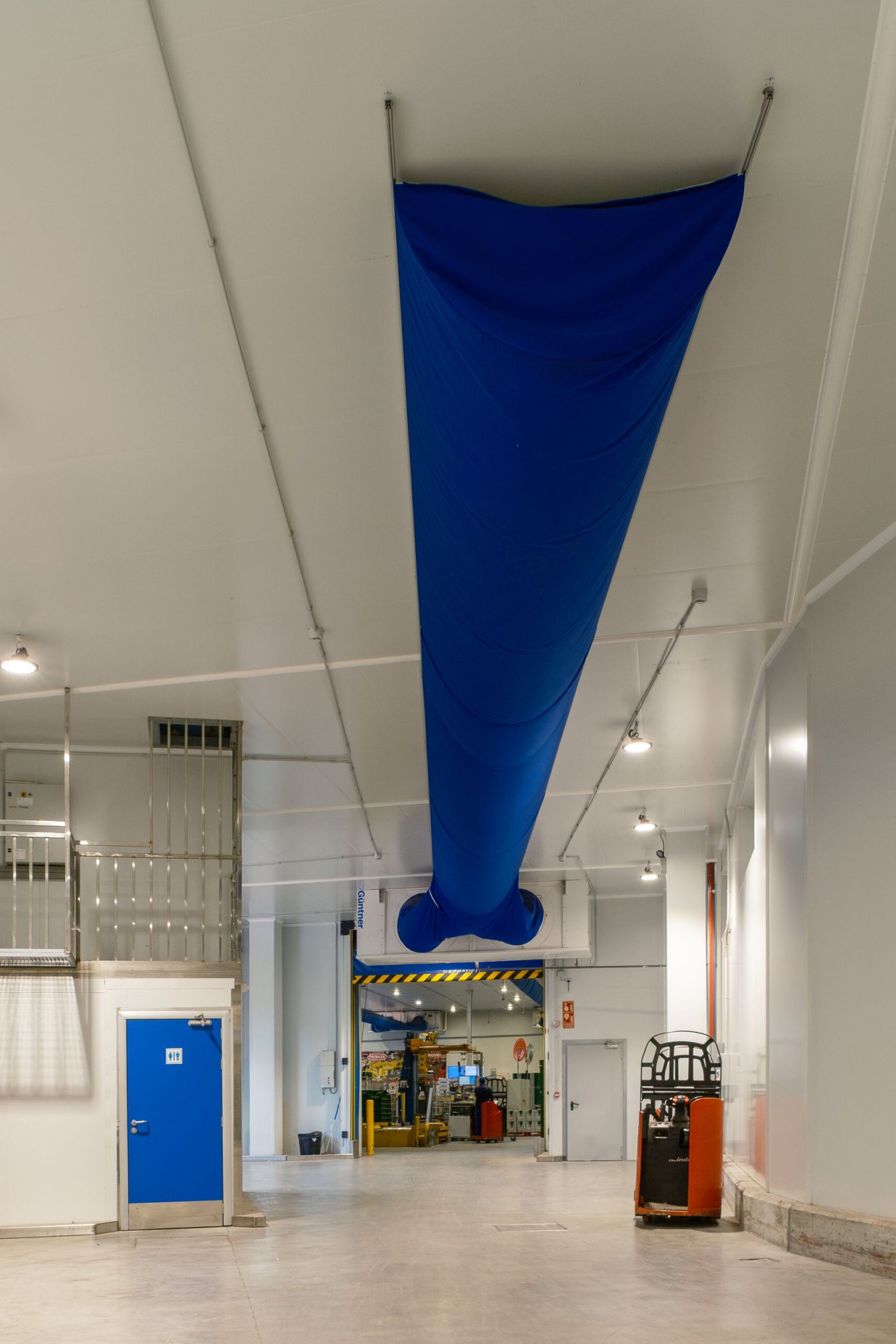 Conducto de climatización en una cámara de la planta de Fribasa