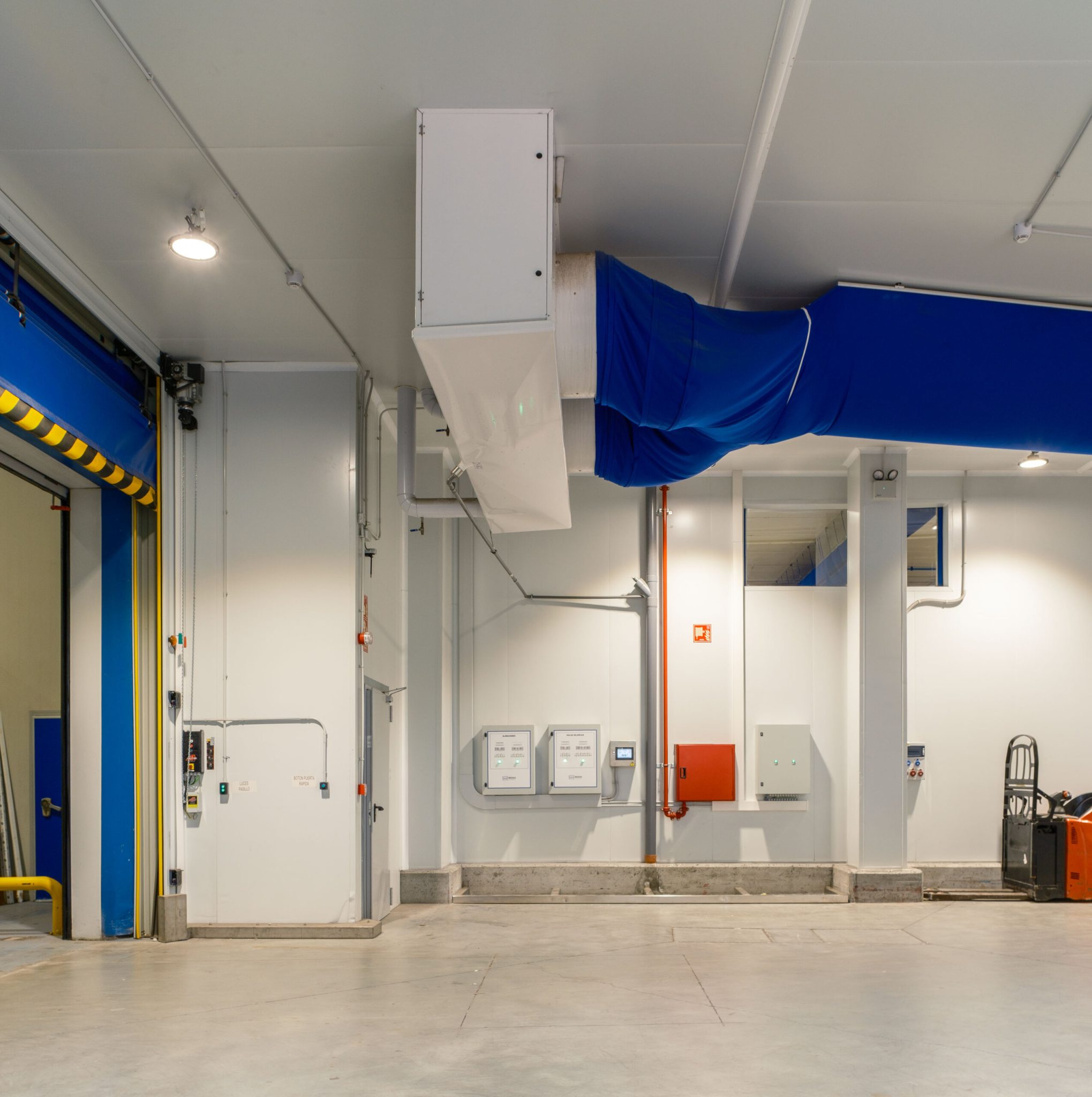 Cámara frigorífica con conducto textil de ventilación en la nave de Fribasa