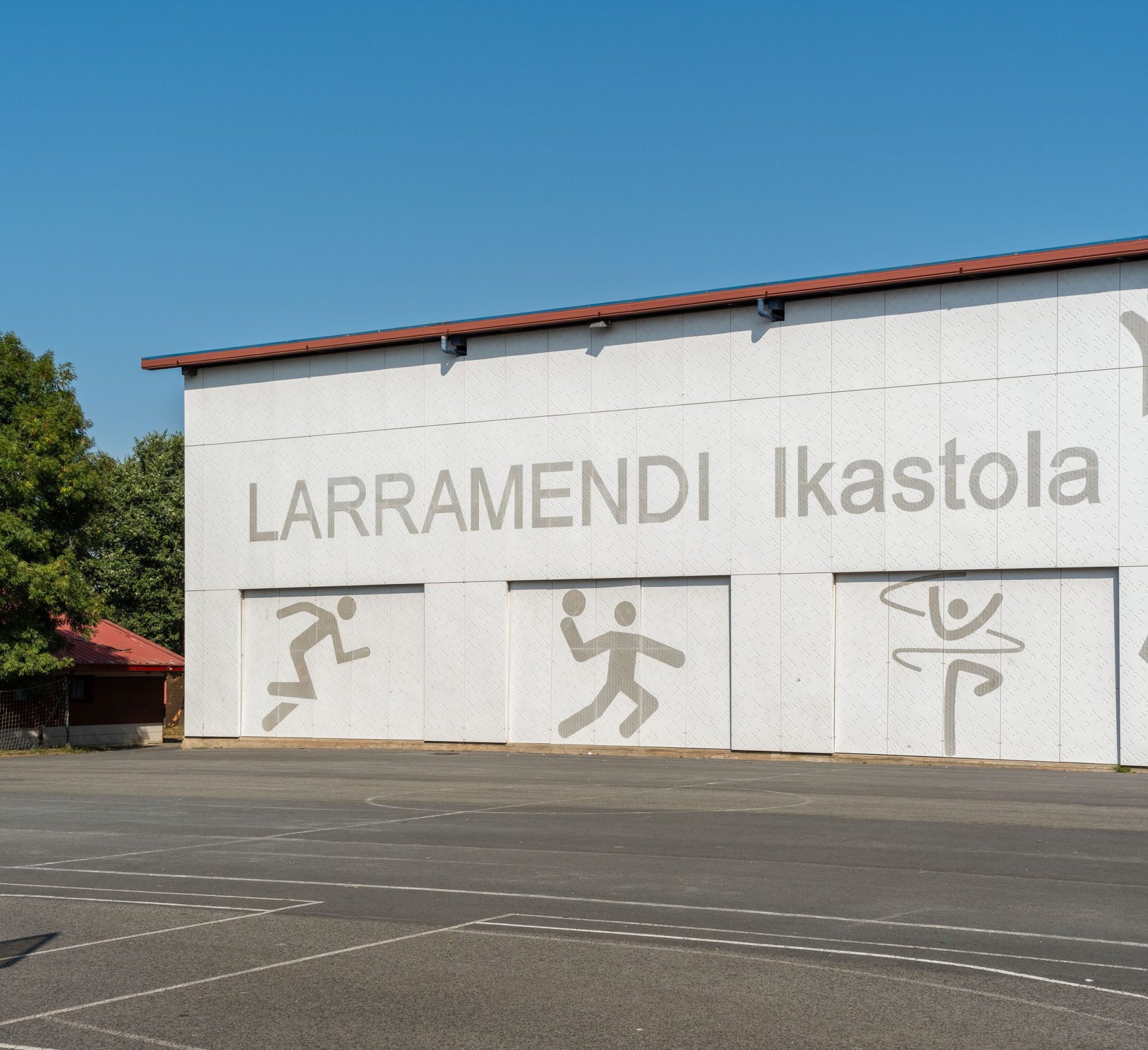 Larramendi Ikastola: nueva envolvente del polideportivo de Larramendi Ikastola en Mungia