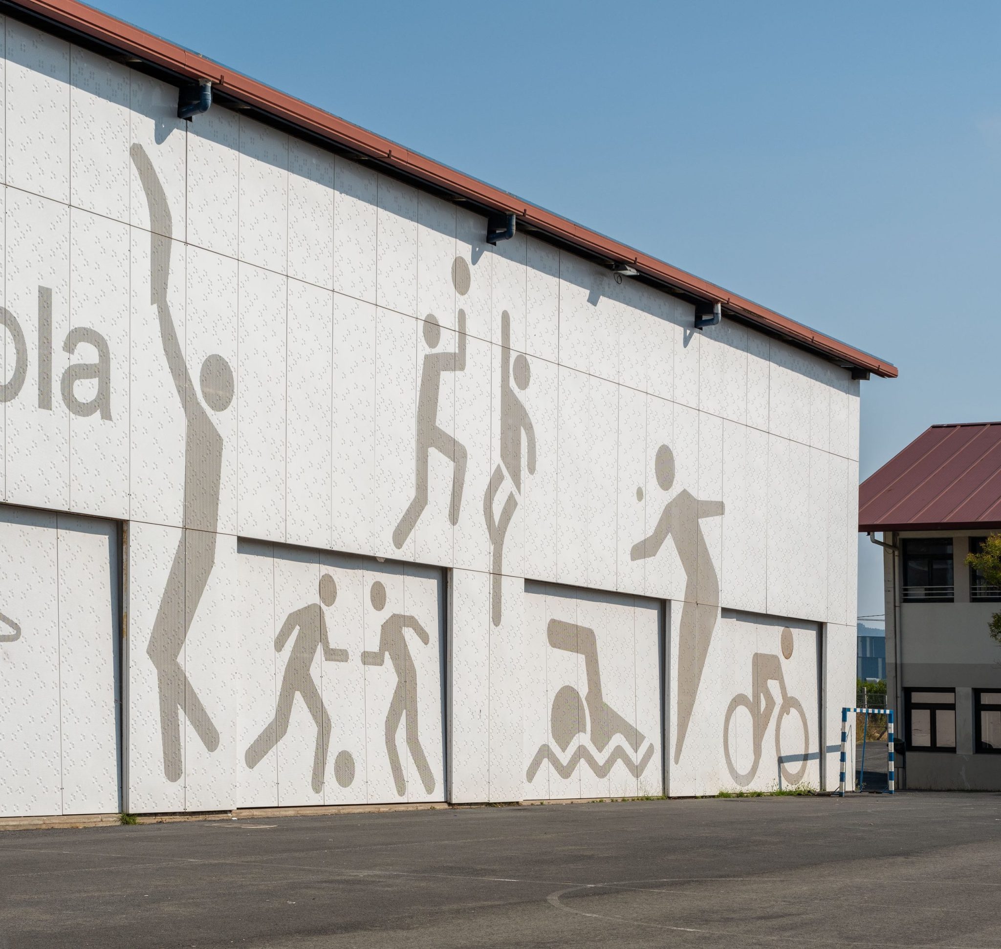 Larramendi Ikastola: nueva envolvente del polideportivo de Larramendi Ikastola en Mungia