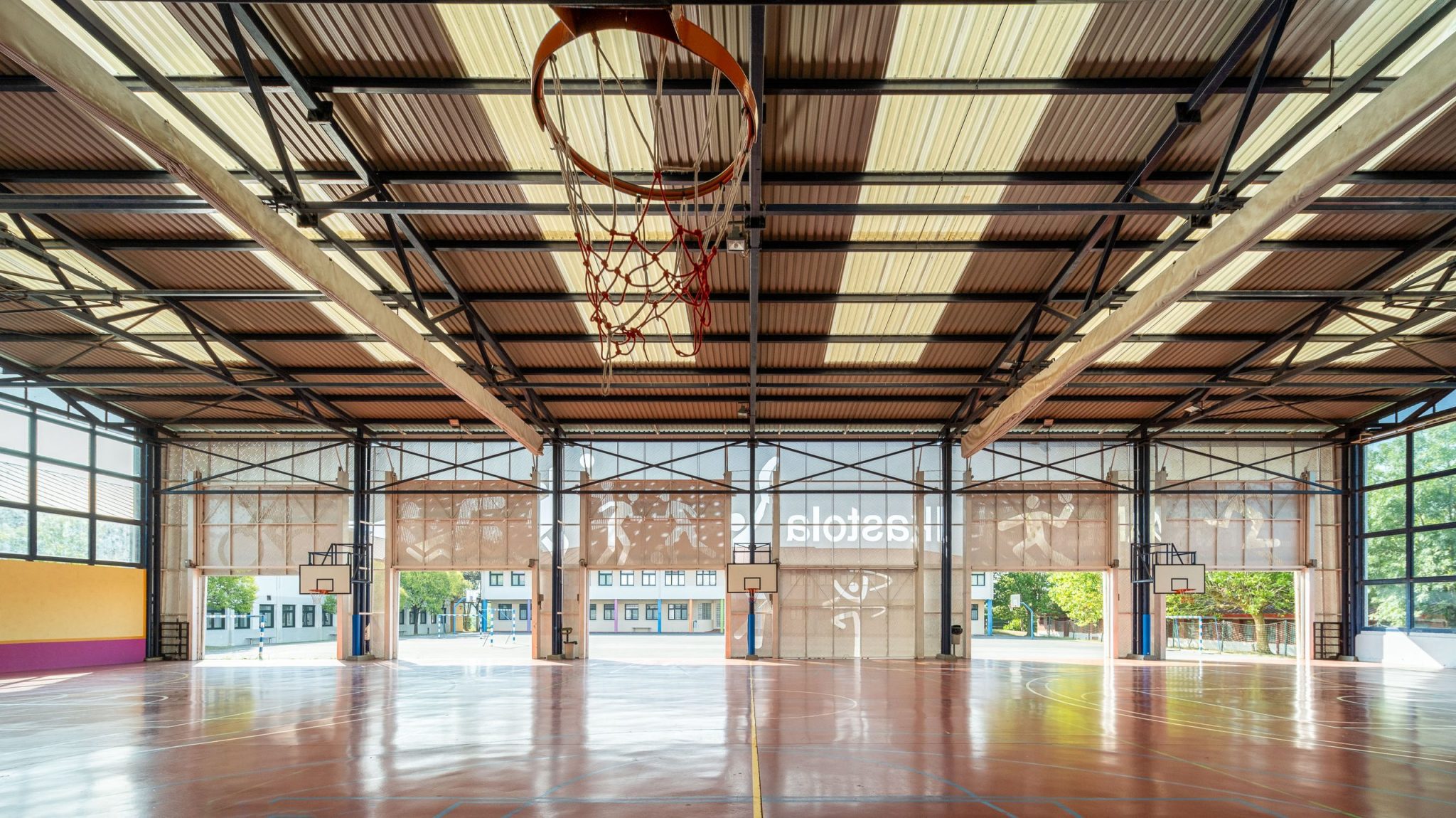 Larramendi Ikastola: nueva envolvente del polideportivo de Larramendi Ikastola en Mungia