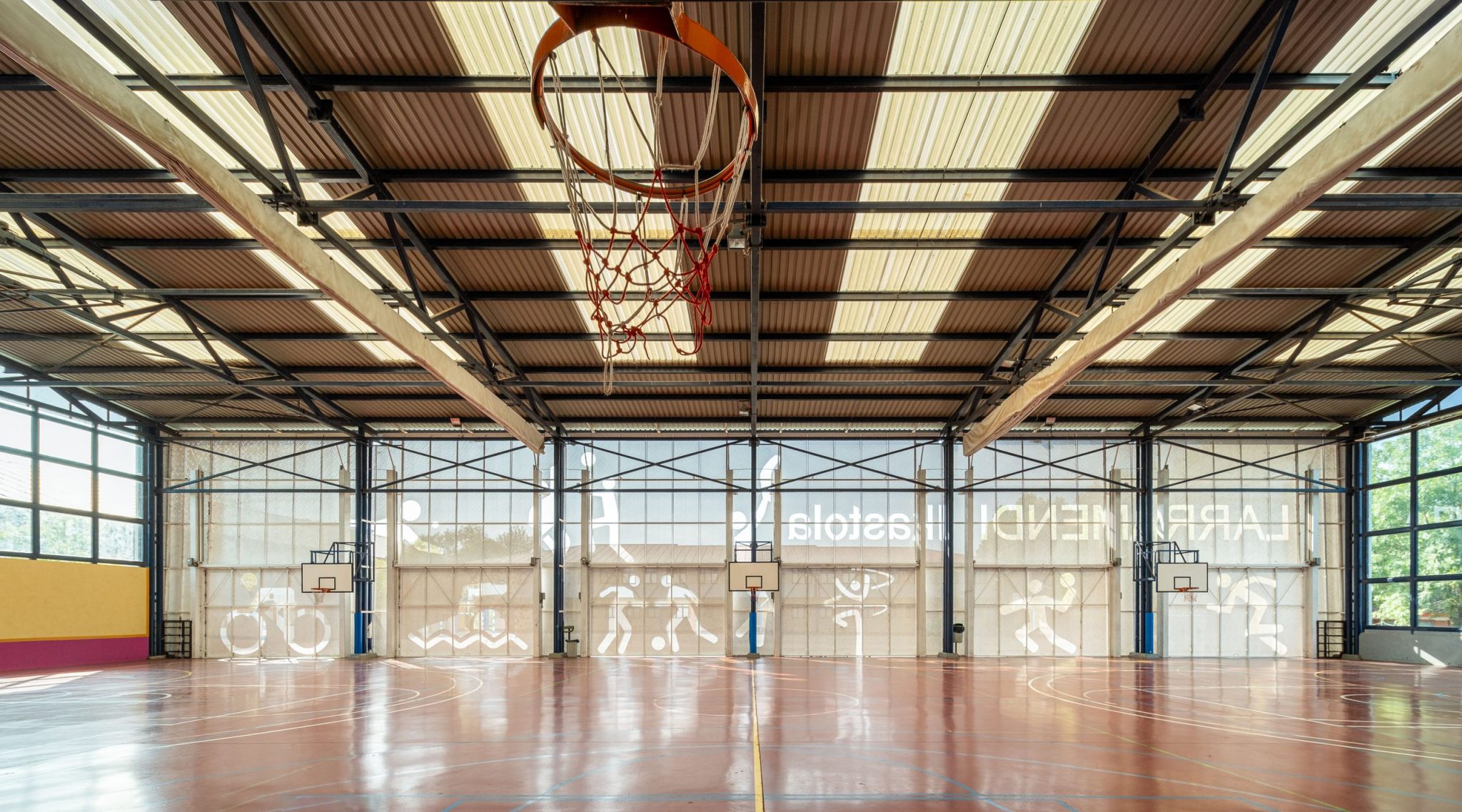 Larramendi Ikastola: nueva envolvente del polideportivo de Larramendi Ikastola en Mungia