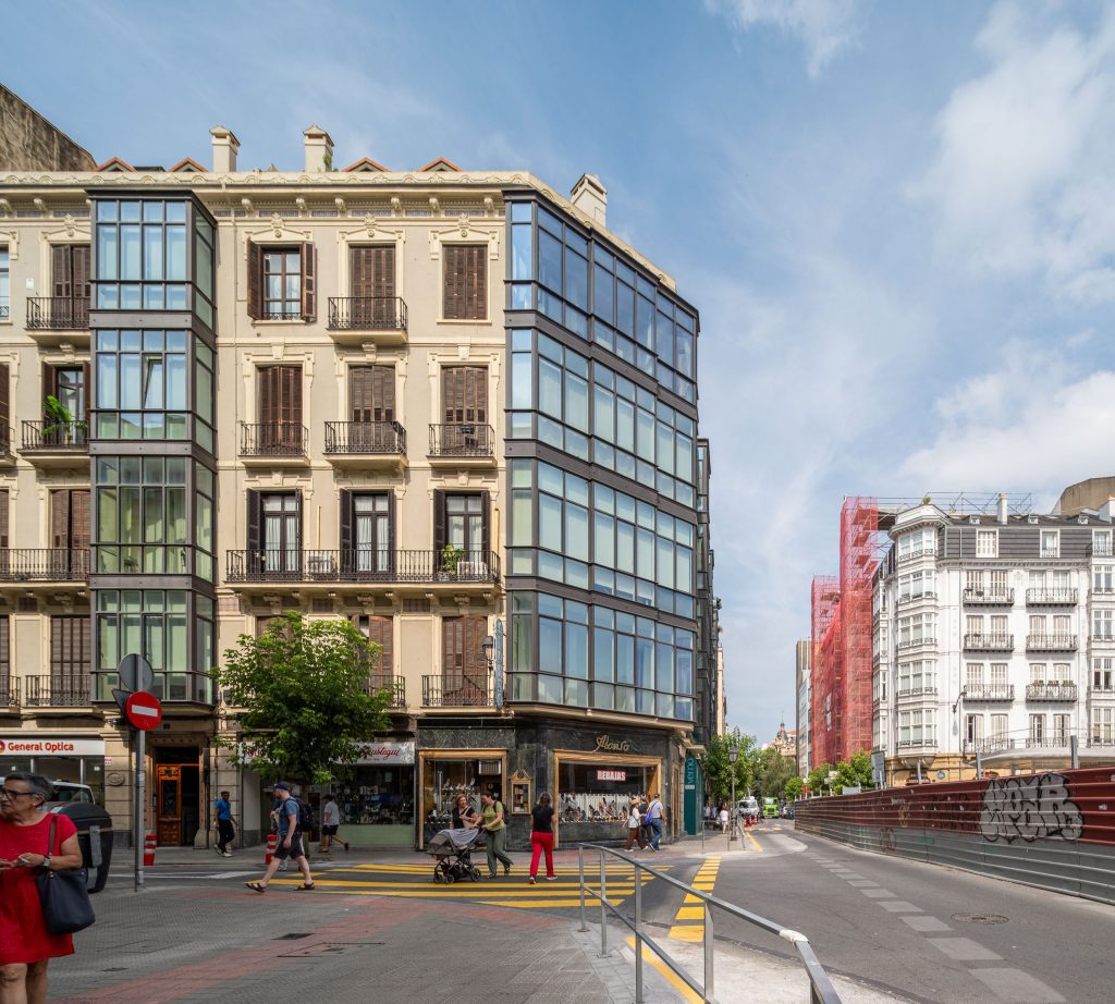 Miradores Astarloa: sustitución de los miradores de un edificio histórico en Bilbao