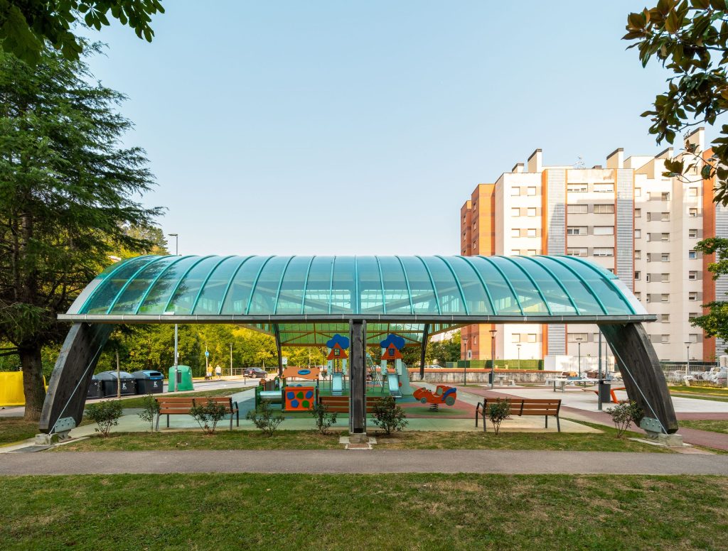 Parque Loizaga: cubierta, zona de juegos y parque Loizaga en Barakaldo