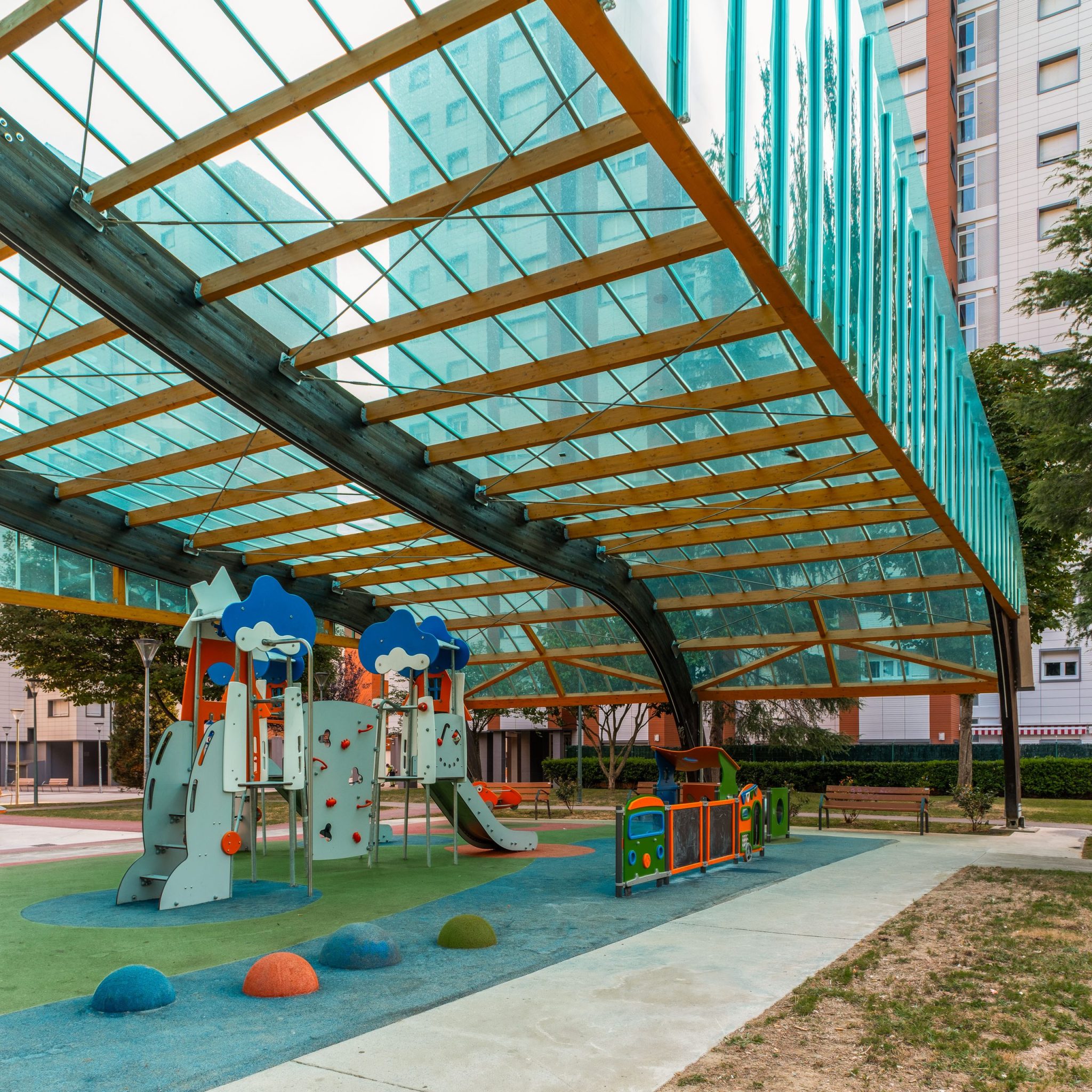 Parque Loizaga: cubierta, zona de juegos y parque Loizaga en Barakaldo